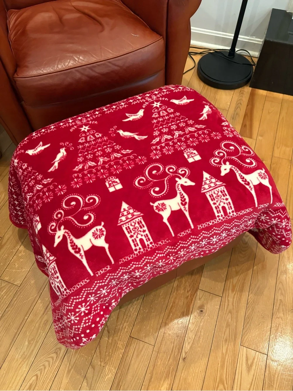 Better Homes & Gardens Red & White Reindeer Holiday Throw blanket -48”x58”-Xmas